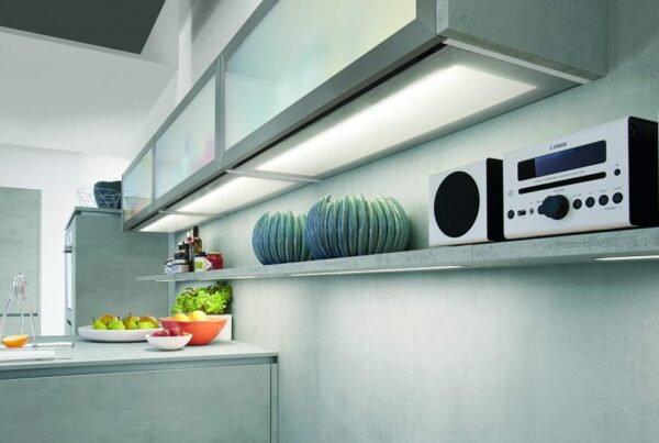 Fondi luminosi a LED - I fondi luminosi a LED nei pensili hanno ben due funzioni pratiche il ripiano in vetro illumina in modo uniforme sia la nicchia he la vetrinetta. 1024x660 1