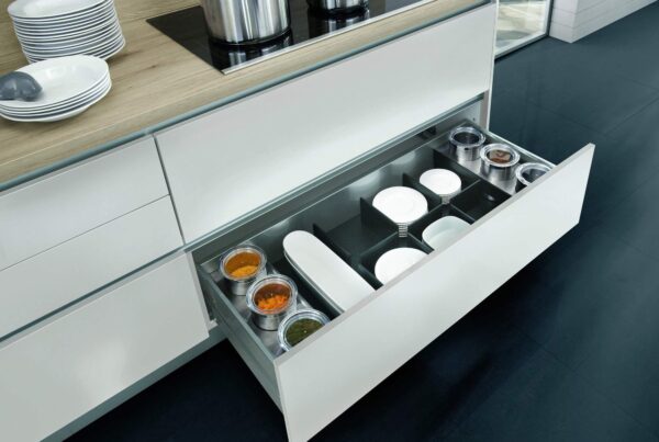 Organizzatore universale in frassino nero - Organizzatore universale in frassino nero con pioli in legno massello per la suddivisione personalizzata e 6 contenitori per alimenti